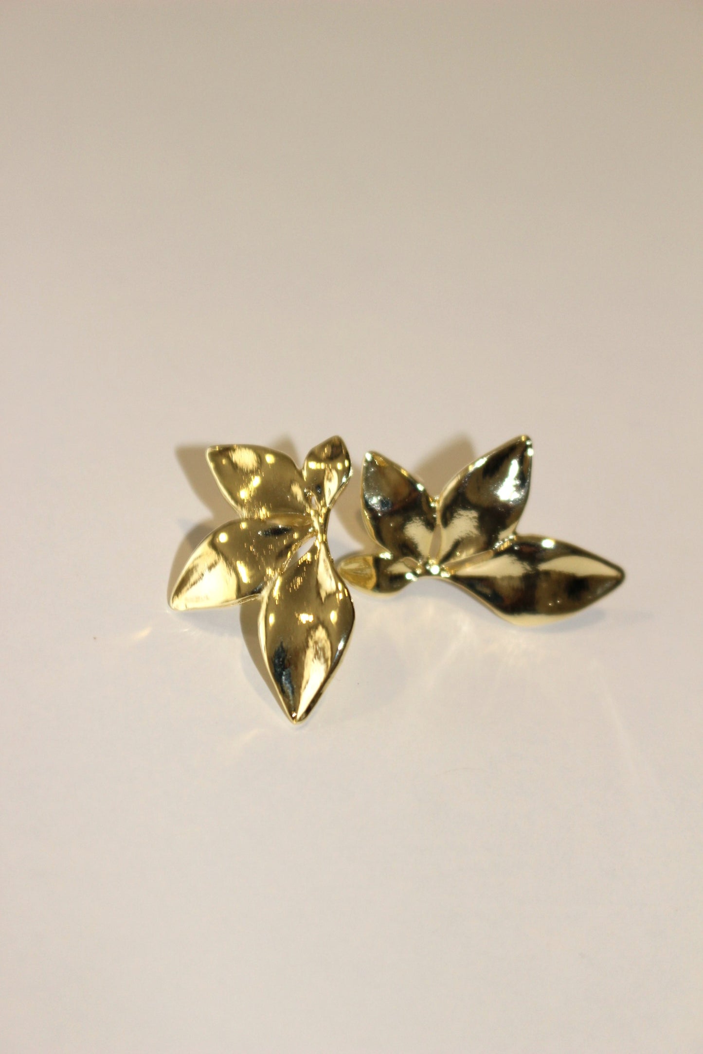 Aros pétalo de flor dorado