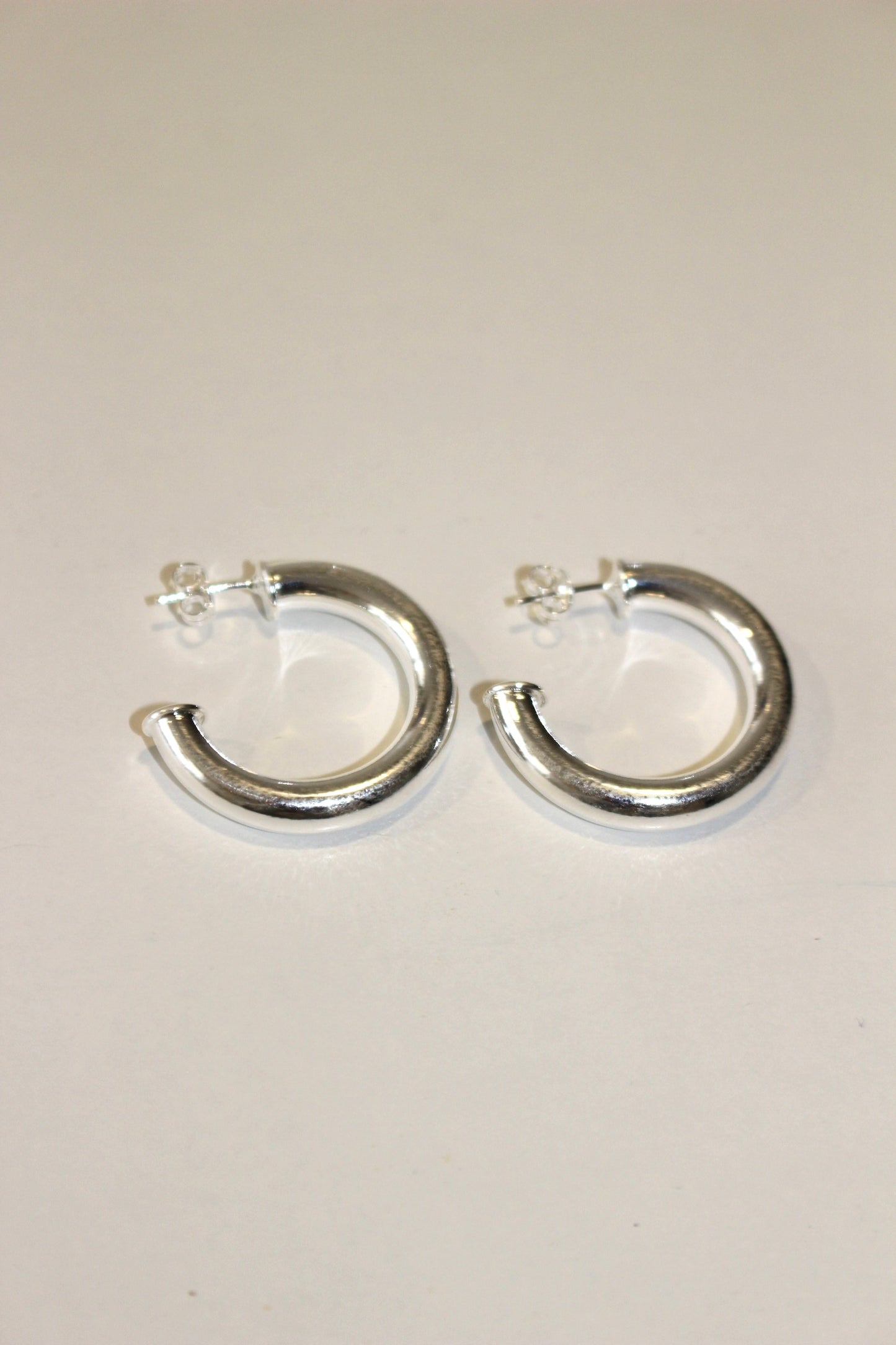 Argolla mediana plateada