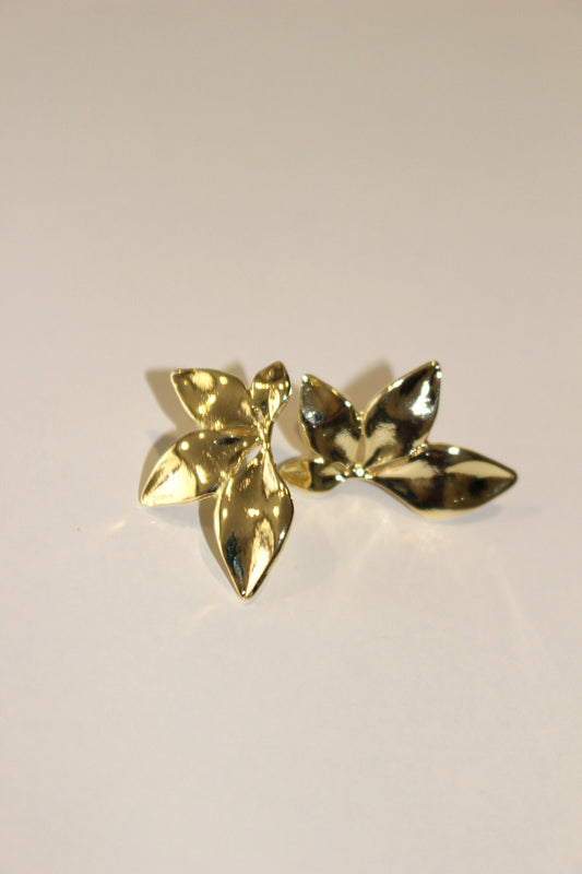 Aros pétalo de flor dorado